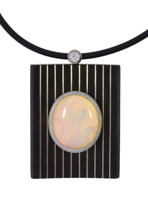 Collier mit Anhänger – Kautschuk mit Bicolor, Holz, Opal und Diamant