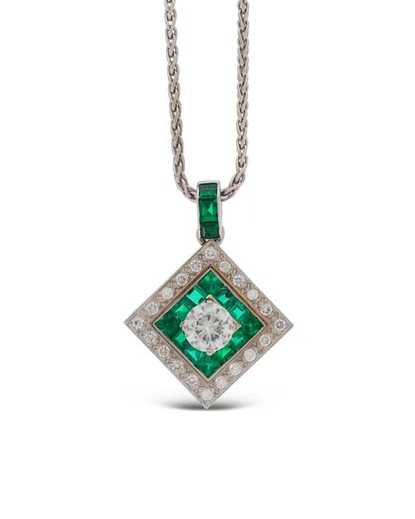 Halskette und Anhänger – Moissanite 1.00ct und Smaragd