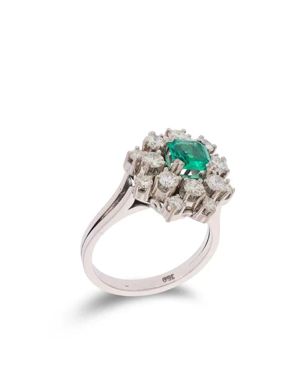 Cocktailring - Weissgold mit Smaragd und Diamanten