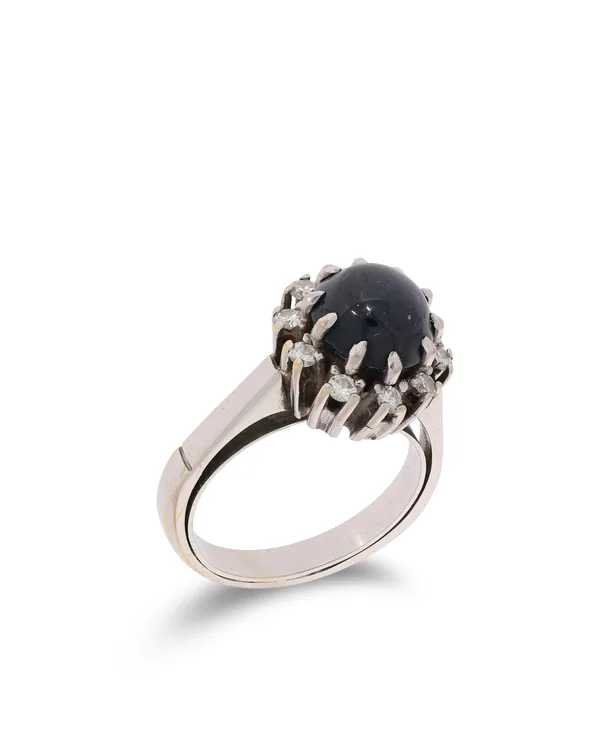 Cocktailring - Weissgold mit Cabochon Saphir und Diamanten